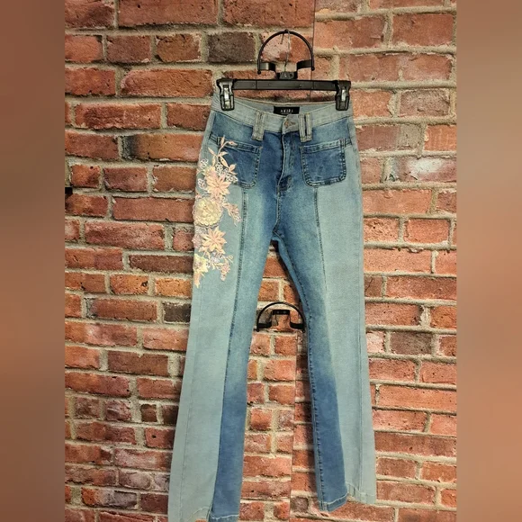 AKIRA GORGOUS FLORAL PATCHWORK - Picture 7 of 8